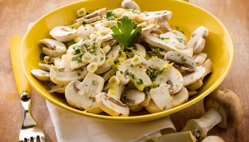 Salade de champignons crus à l’ail et persil