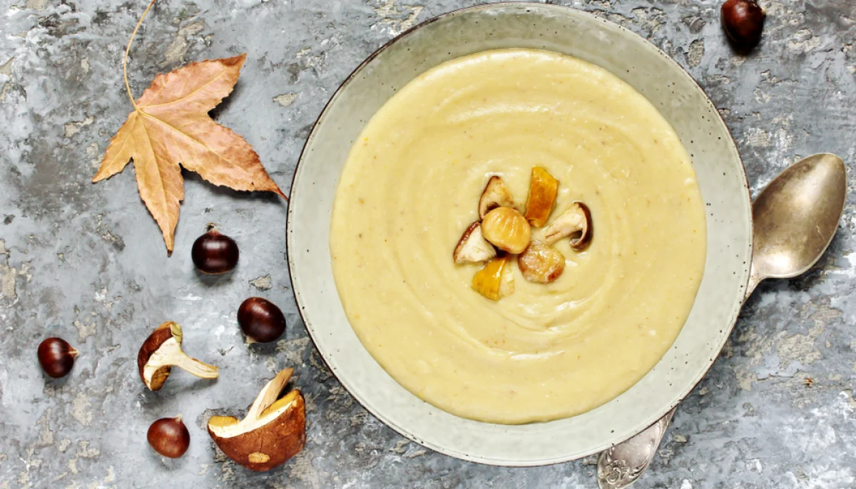 Soupe de châtaignes et champignons de saison