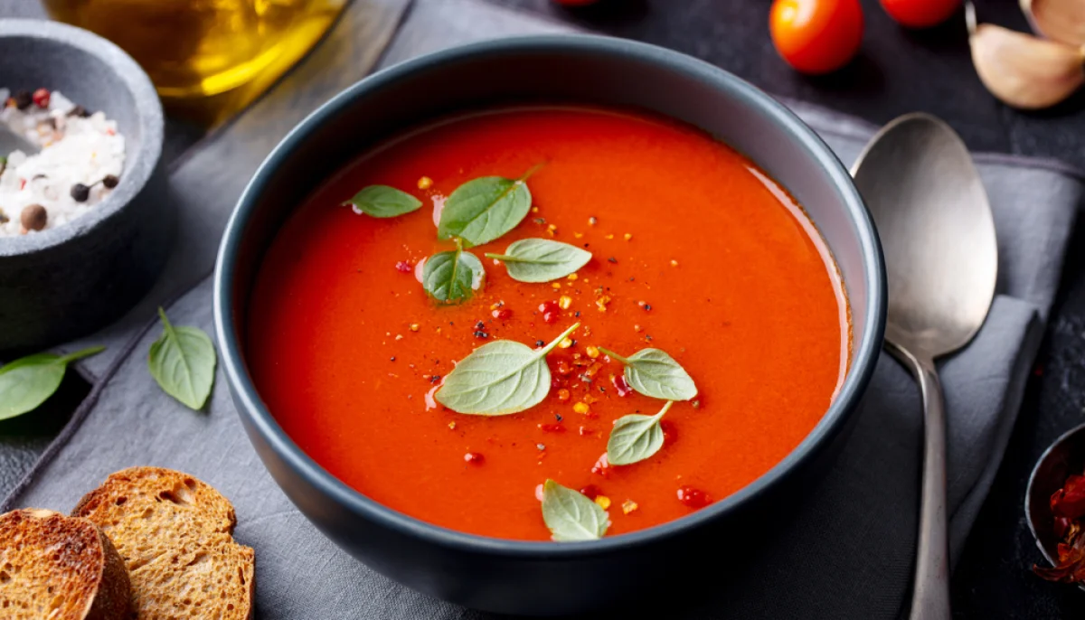 Soupe froide de tomates au basilic