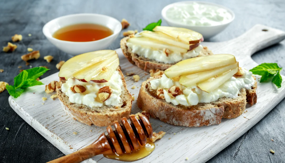 Tartine automnale à la ricotta, poires et miel