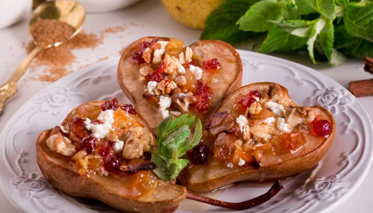 Poire rôtie au four avec fromage de chèvre et miel