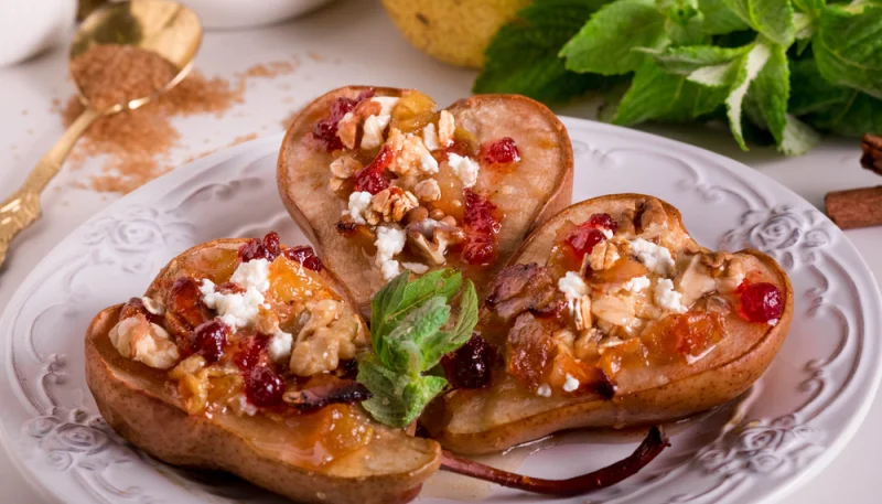 Poire rôtie au four avec fromage de chèvre et miel