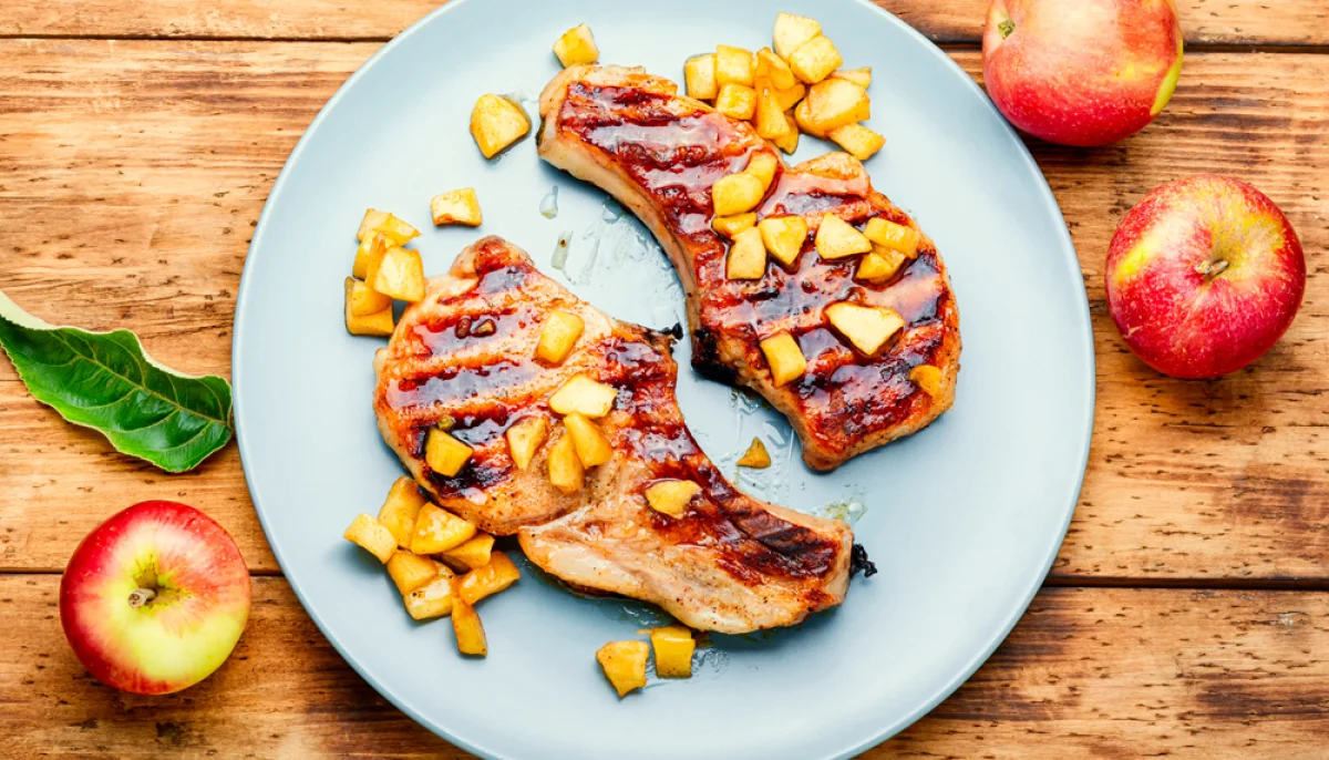 Steak de porc au four et pommes caramélisées