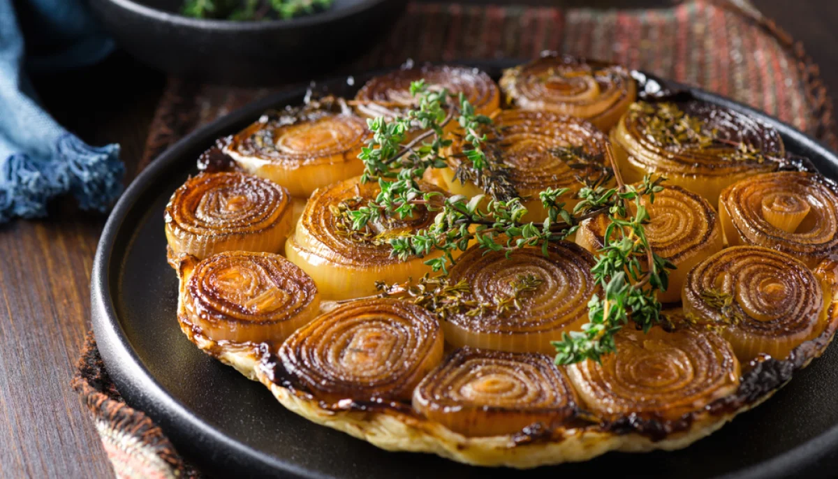 Tarte tatin salée aux oignons caramélisés