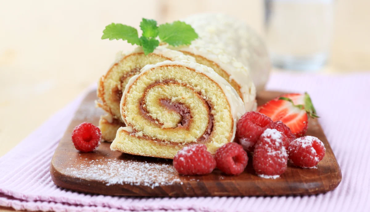 Bûche de Noël roulée à la confiture de framboise