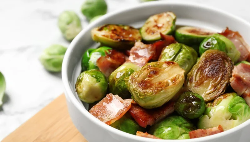 Poêlée de chou de Bruxelles au bacon et à l’ail