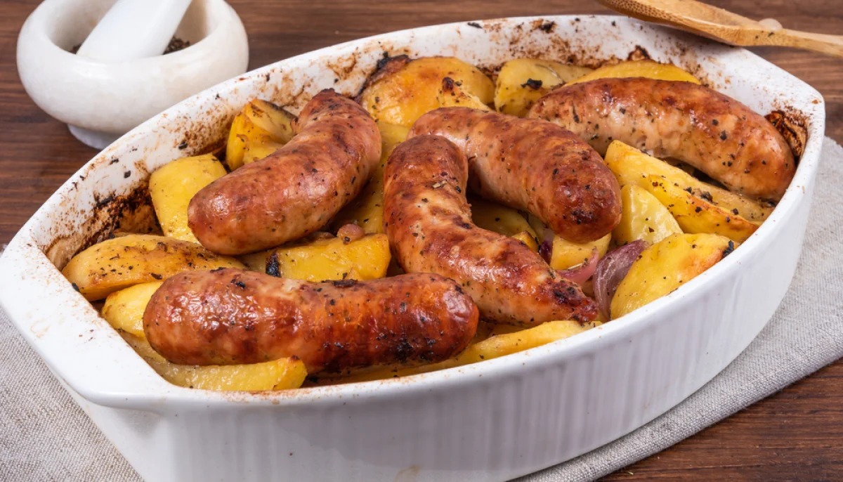 Saucisses rôties au four avec pommes de terre et oignons