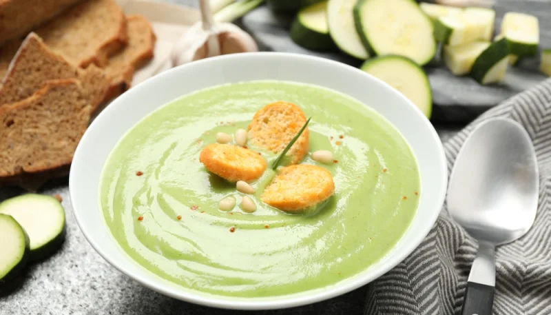 Soupe de courgettes au parmesan