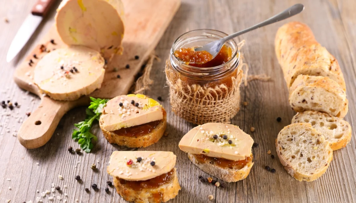 🦆 Foie gras : faut-il encore en manger à Noël ? Et comment le remplacer sans perdre l’esprit festif