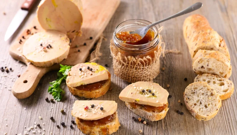 🦆 Foie gras : faut-il encore en manger à Noël ? Et comment le remplacer sans perdre l’esprit festif