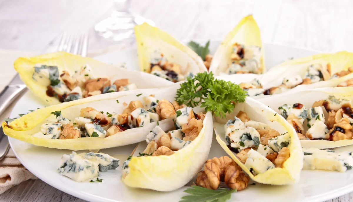 🥗Salade tiède d’endives, noix et bleu d’Auvergne