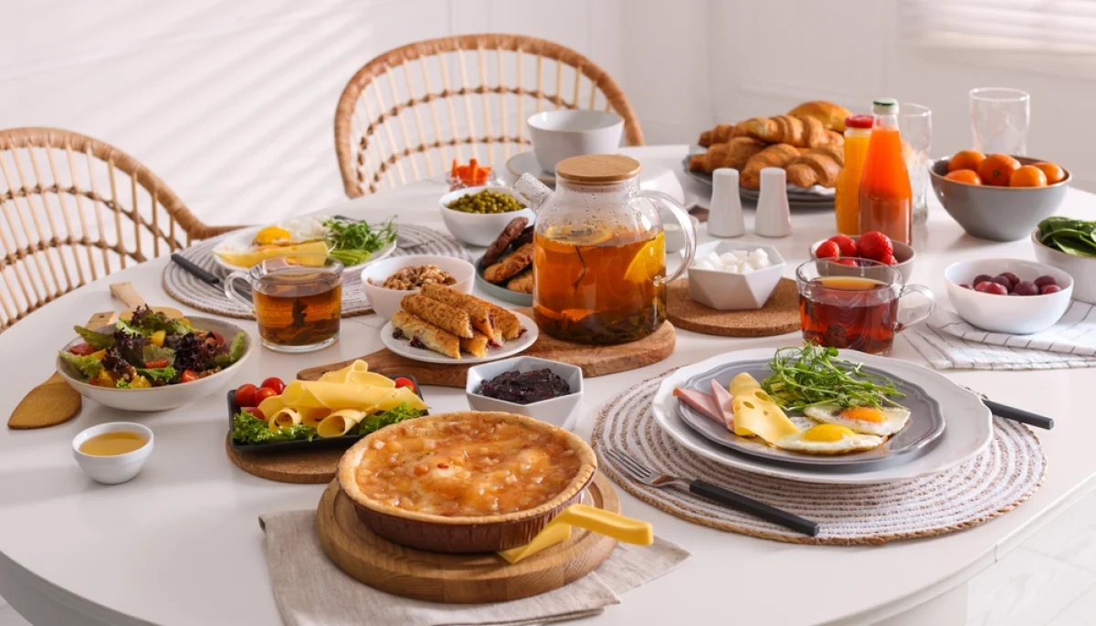 Astuces pour un brunch maison réussi : organisation, recettes et secrets d’un moment convivial