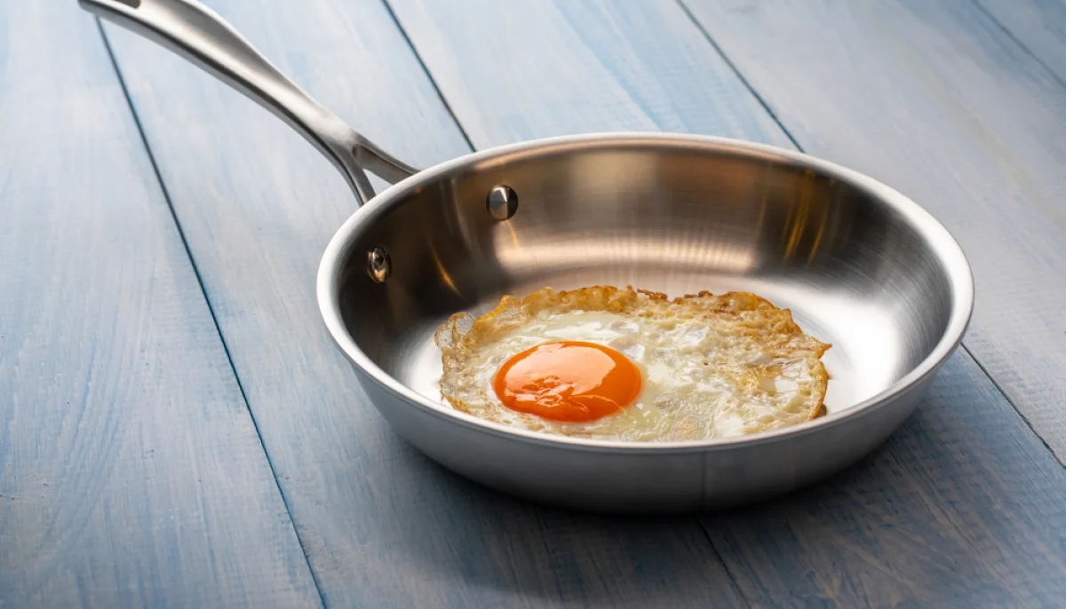 Poêles et casseroles en inox : pourquoi vos aliments collent (et la méthode simple qui change tout)