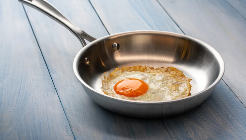 Poêles et casseroles en inox : pourquoi vos aliments collent (et la méthode simple qui change tout)