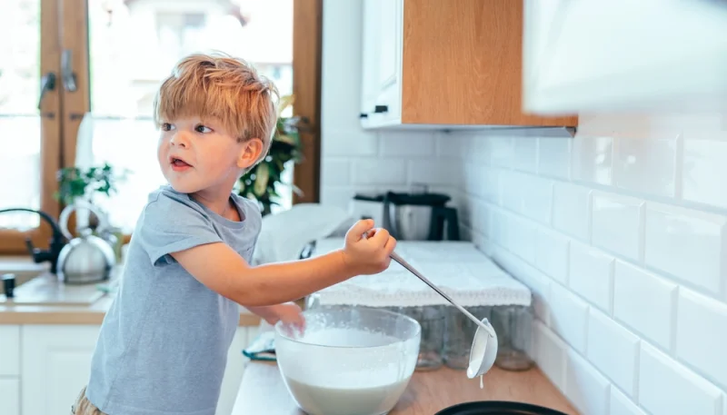 👩‍🍳 Cuisiner avec ses enfants : à quel âge confier quelle tâche ? Le guide par tranches d’âge