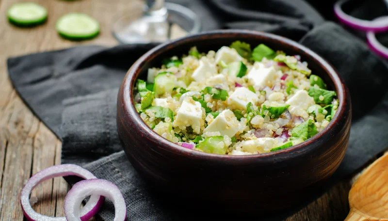 🥗 Salade de quinoa, pêche, concombre et feta