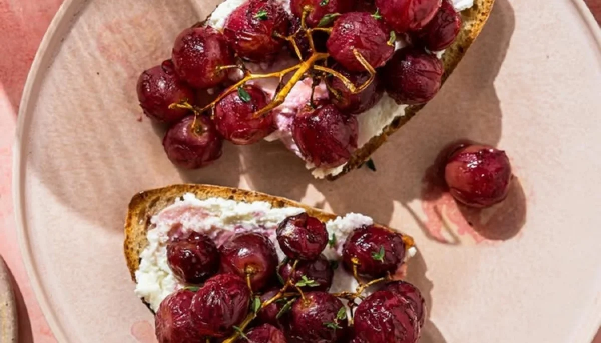 🍞Tartines au fromage frais et raisins rôtis