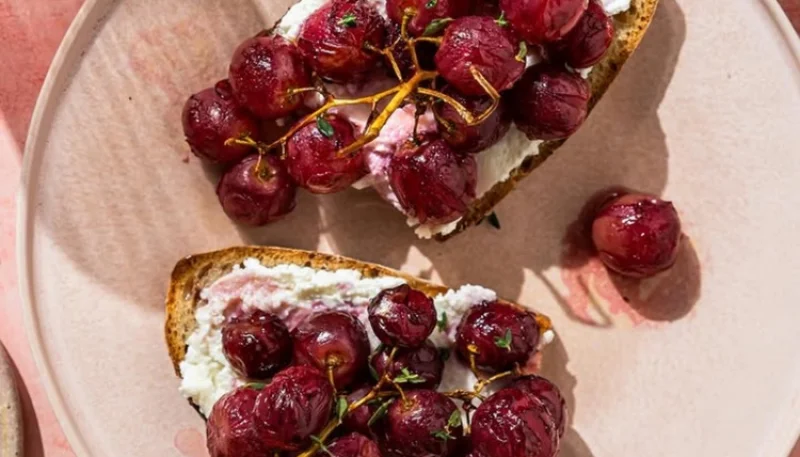 🍞Tartines au fromage frais et raisins rôtis
