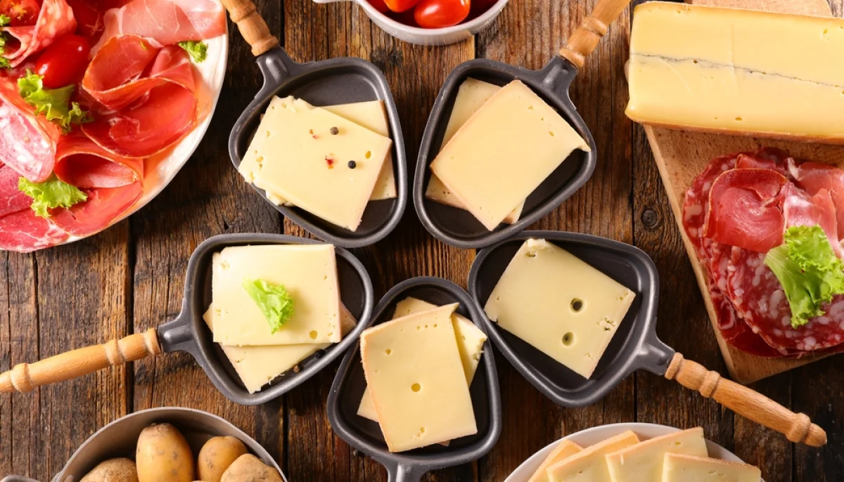 🧀 Raclette : quelle quantité de fromage, charcuterie et pommes de terre prévoir par personne ?