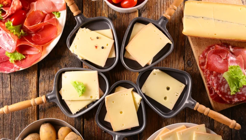 🧀 Raclette : quelle quantité de fromage, charcuterie et pommes de terre prévoir par personne ?